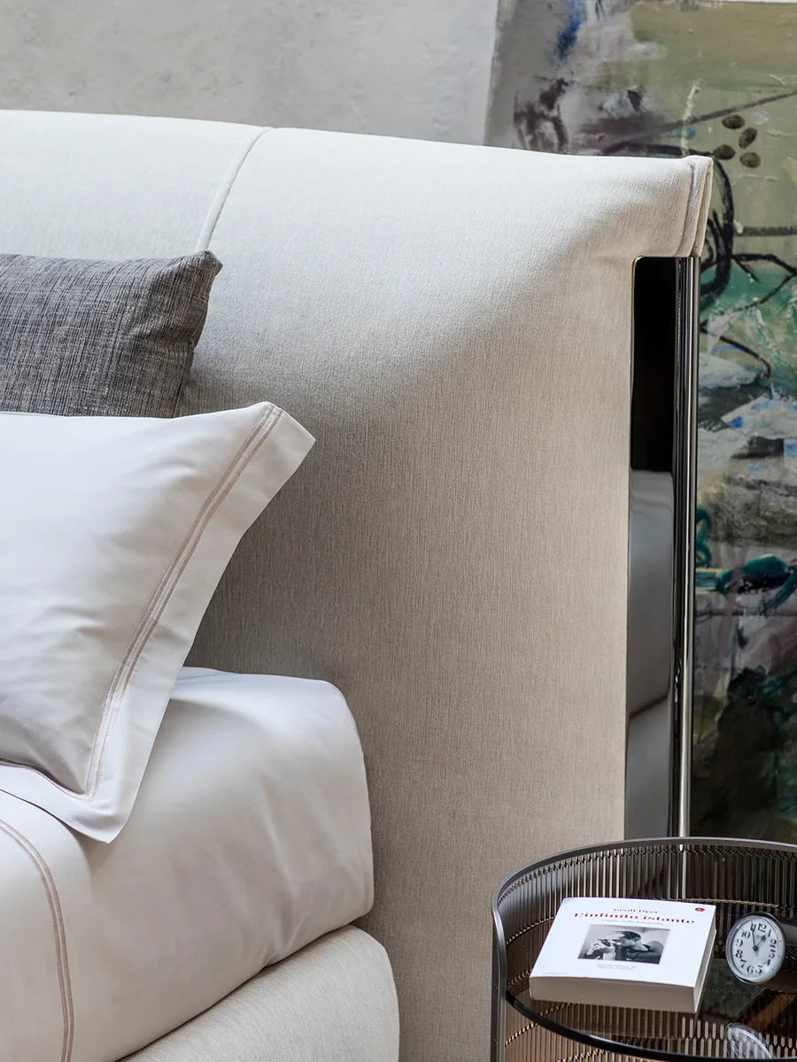 Flou Amal letto matrimoniale design Carlo Colombo con profili metallici oro brunito nickel nero