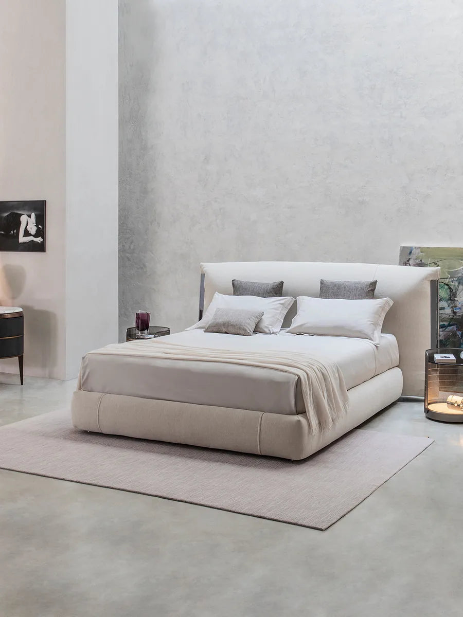 Flou Amal letto matrimoniale design Carlo Colombo con profili metallici oro brunito nickel nero