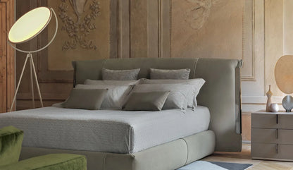 Flou Amal letto matrimoniale design Carlo Colombo con profili metallici oro brunito nickel nero