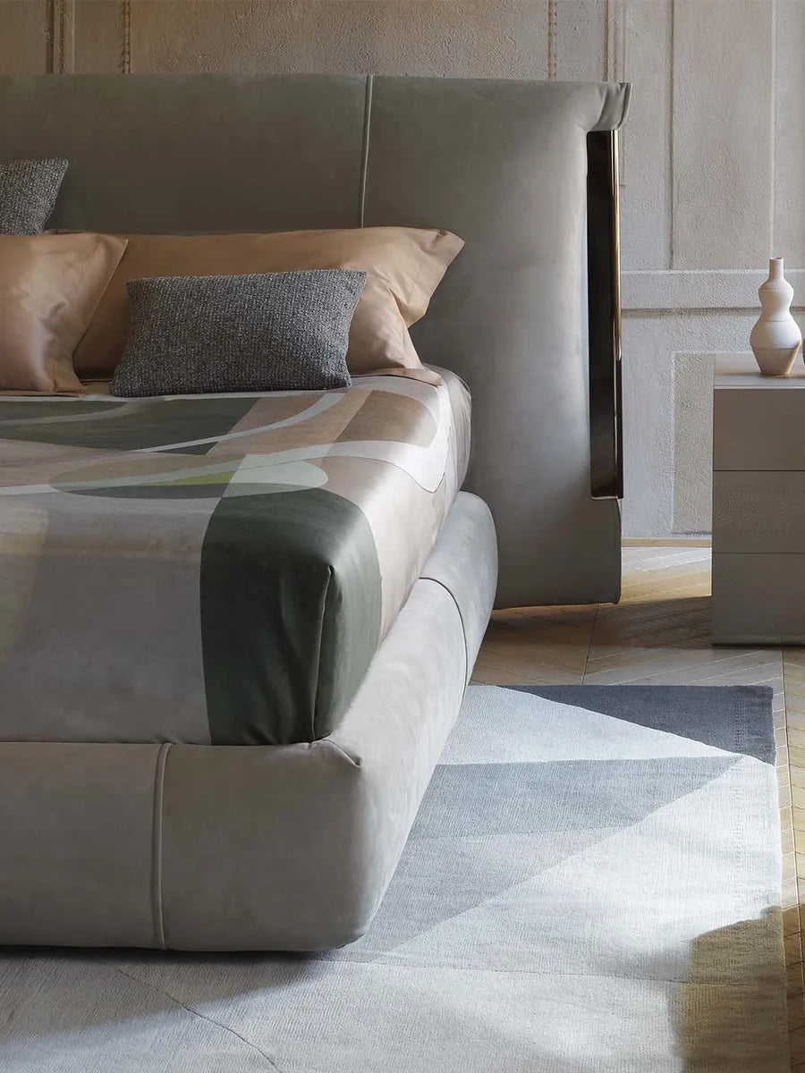 Flou Amal letto matrimoniale design Carlo Colombo con profili metallici oro brunito nickel nero