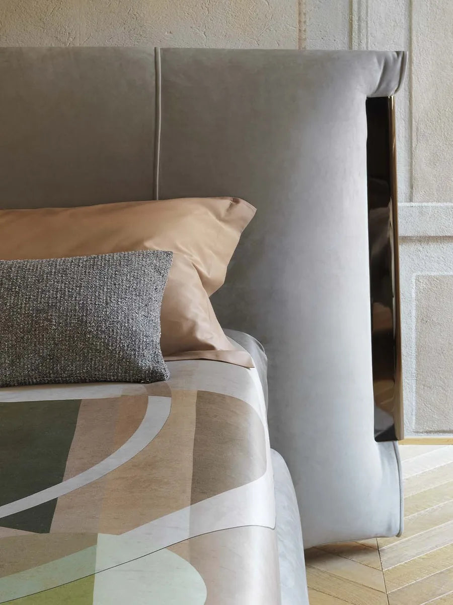 Flou Amal letto matrimoniale design Carlo Colombo con profili metallici oro brunito nickel nero