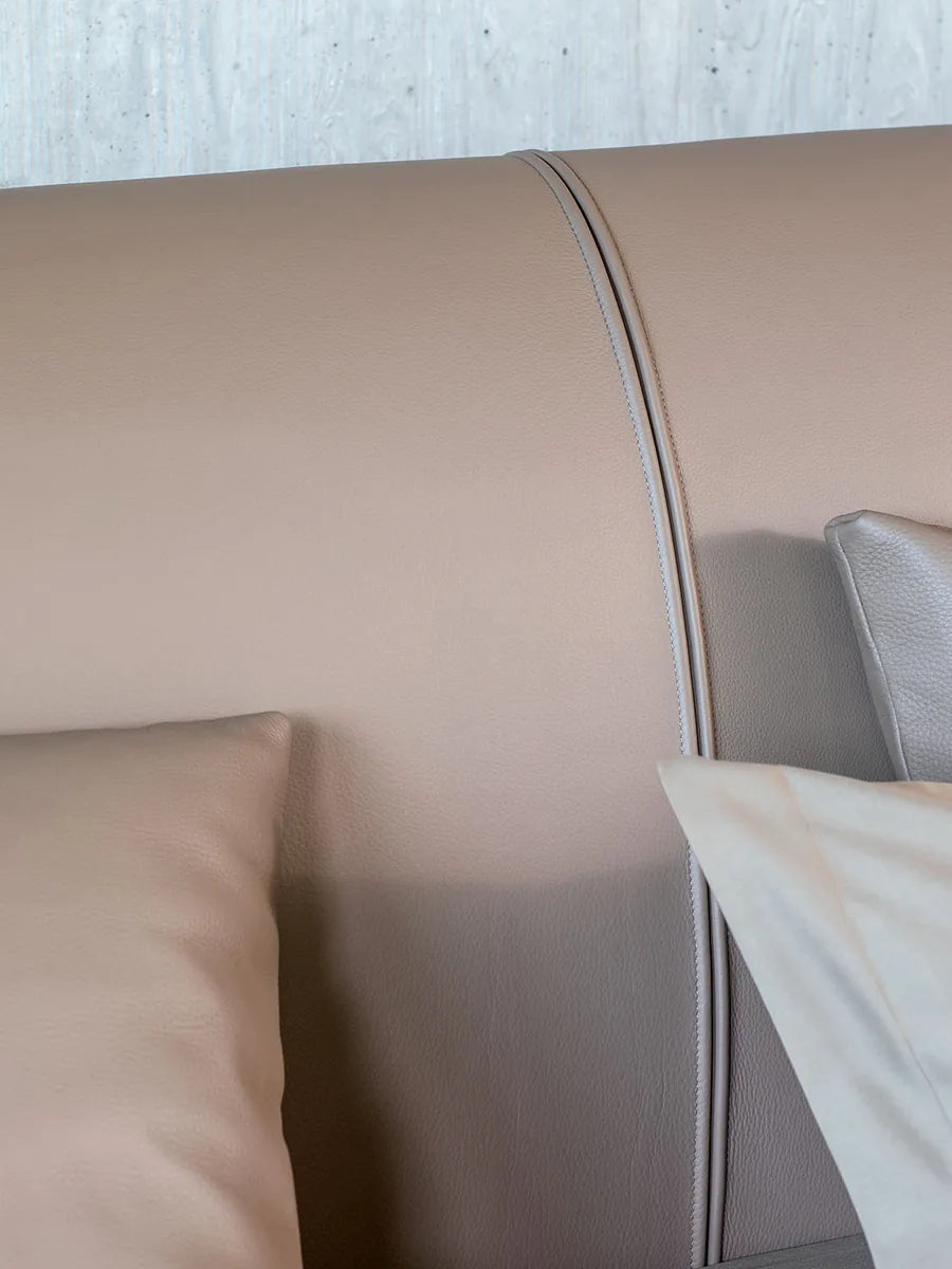 Flou AtelierM letto matrimoniale design tessile imbottito testata plissé