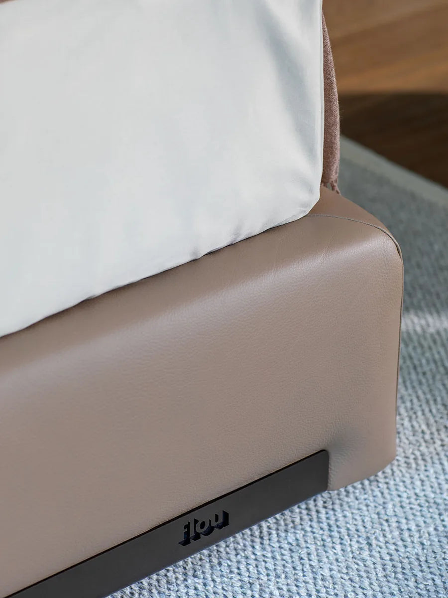 Flou AtelierM letto matrimoniale design tessile imbottito testata plissé