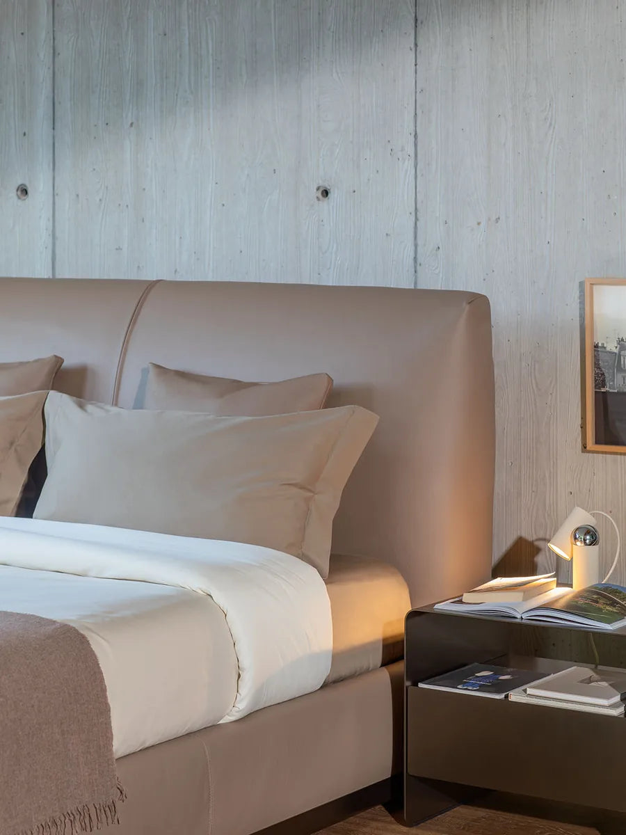 Flou AtelierM letto matrimoniale design tessile imbottito testata plissé