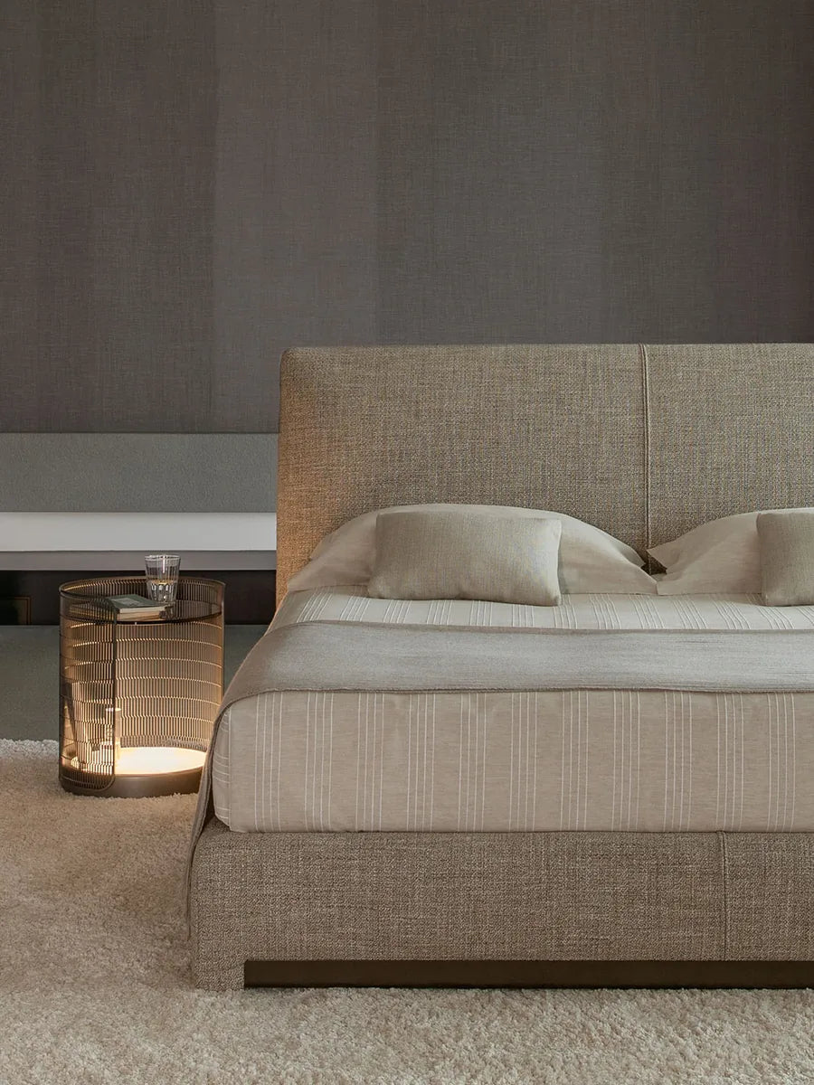 Flou AtelierM letto matrimoniale design tessile imbottito testata plissé