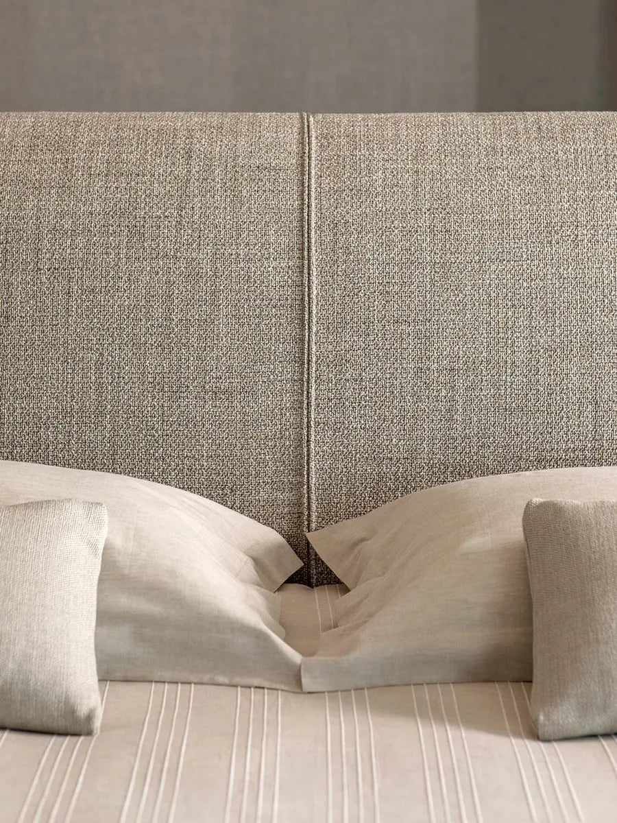 Flou AtelierM letto matrimoniale design tessile imbottito testata plissé