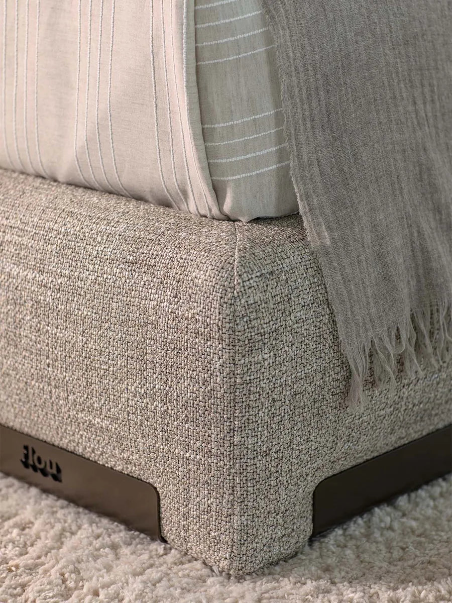 Flou AtelierM letto matrimoniale design tessile imbottito testata plissé