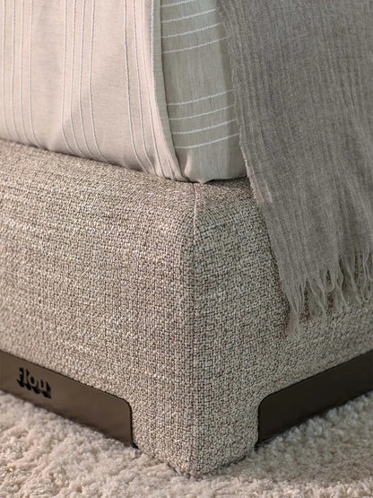 Flou AtelierM letto matrimoniale design tessile imbottito testata plissé
