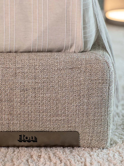 Flou AtelierM letto matrimoniale design tessile imbottito testata plissé
