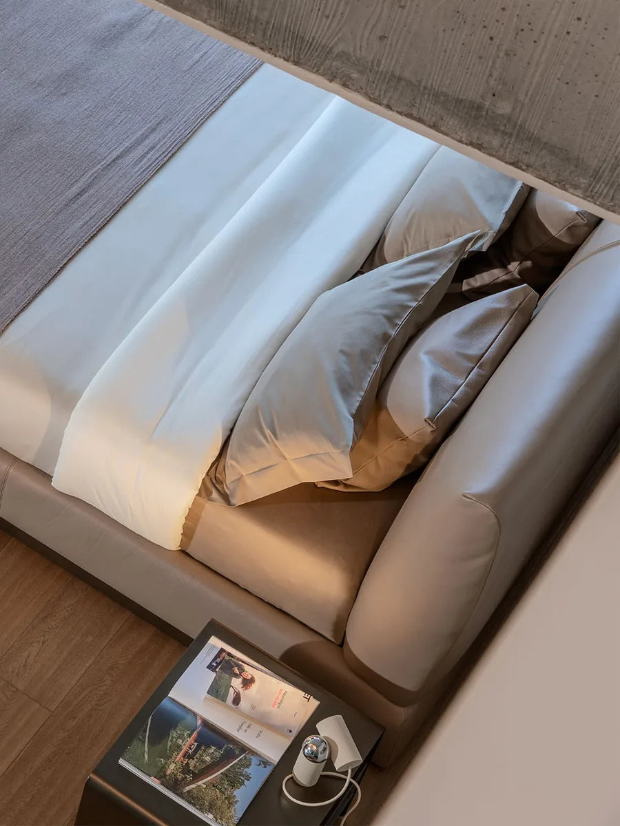 Flou AtelierM letto matrimoniale design tessile imbottito testata plissé
