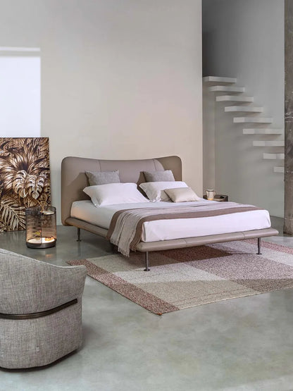 Flou Baia - Letto matrimoniale design con imbottiture e piedini metallo, design Emanuela Garbin