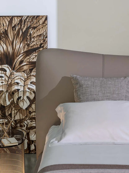 Flou Baia - Letto matrimoniale design con imbottiture e piedini metallo, design Emanuela Garbin