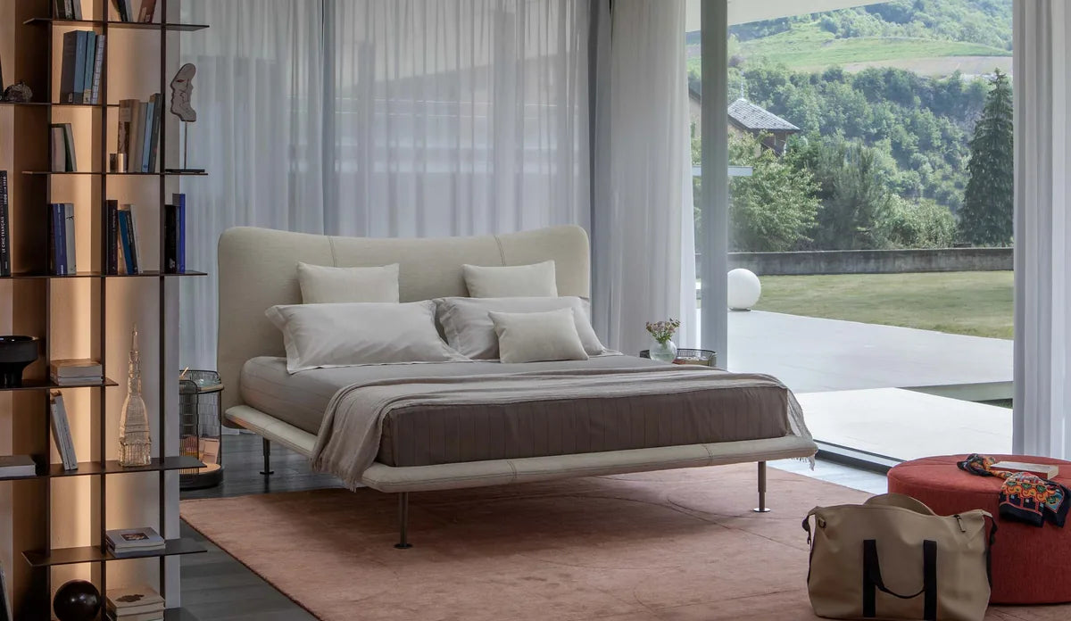 Flou Baia - Letto matrimoniale design con imbottiture e piedini metallo, design Emanuela Garbin