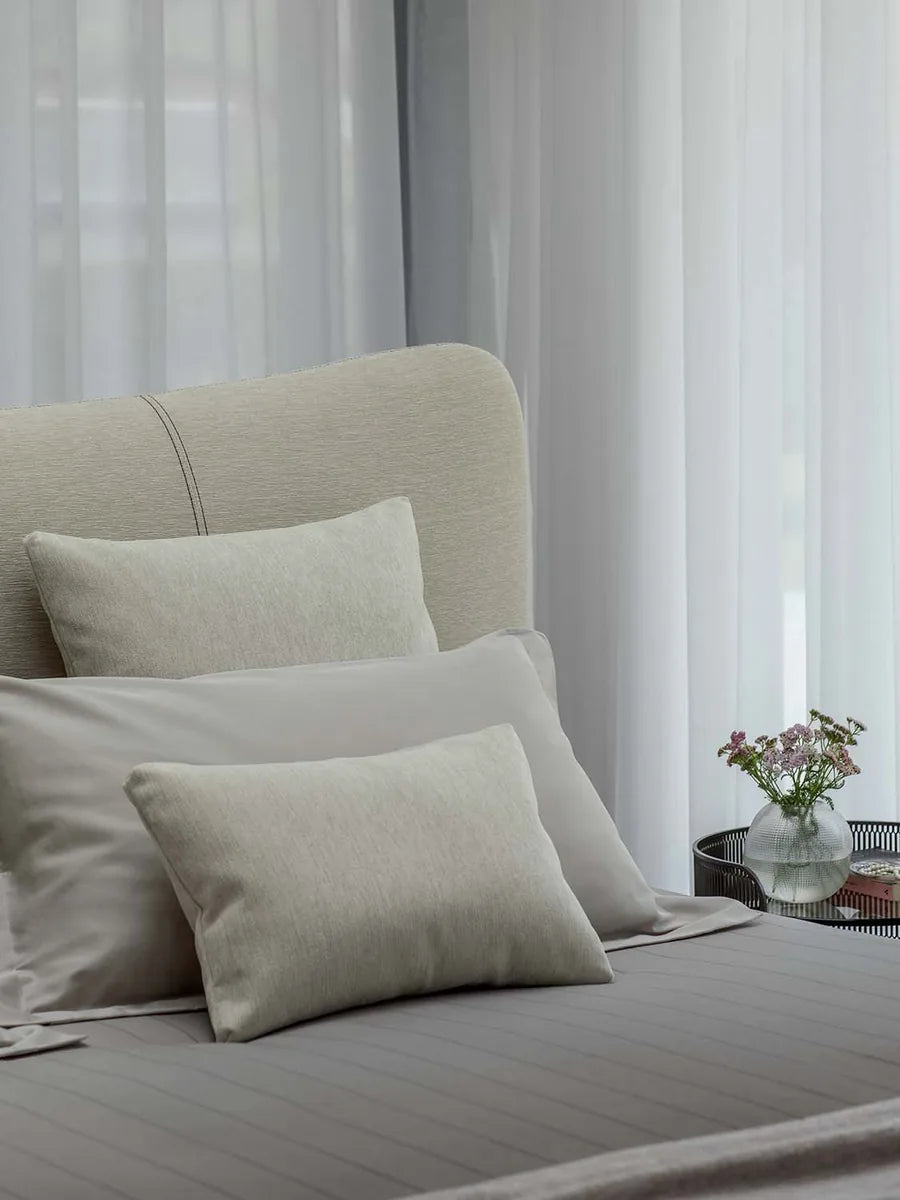 Flou Baia - Letto matrimoniale design con imbottiture e piedini metallo, design Emanuela Garbin