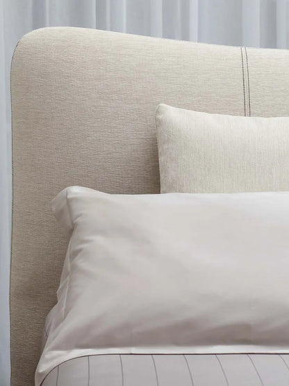 Flou Baia - Letto matrimoniale design con imbottiture e piedini metallo, design Emanuela Garbin