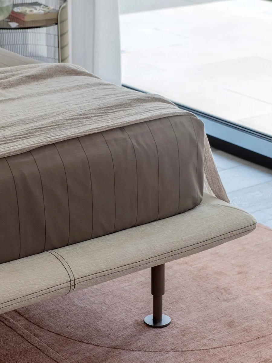 Flou Baia - Letto matrimoniale design con imbottiture e piedini metallo, design Emanuela Garbin