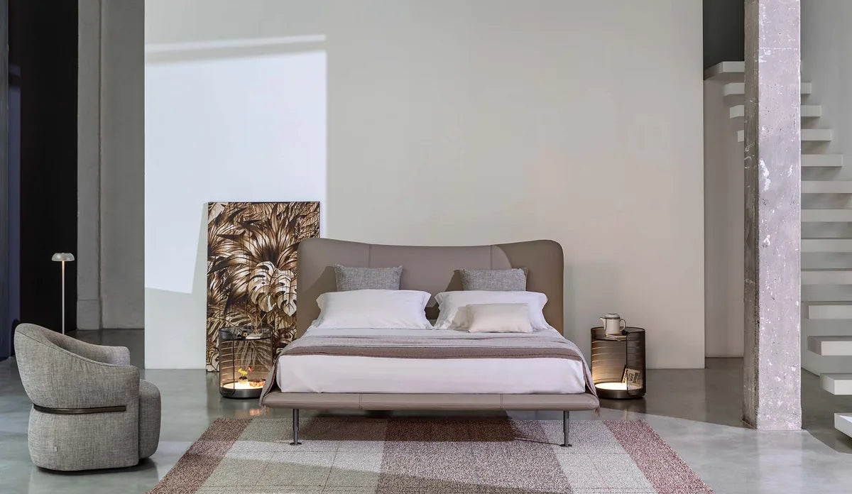 Flou Baia - Letto matrimoniale design con imbottiture e piedini metallo, design Emanuela Garbin