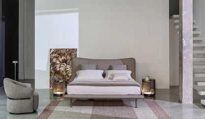 Flou Baia - Letto matrimoniale design con imbottiture e piedini metallo, design Emanuela Garbin