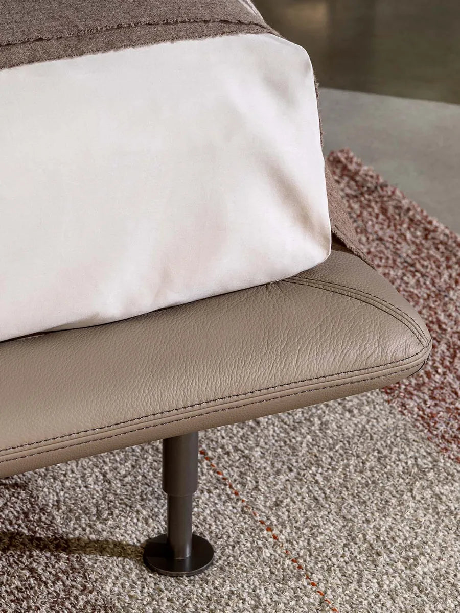 Flou Baia - Letto matrimoniale design con imbottiture e piedini metallo, design Emanuela Garbin