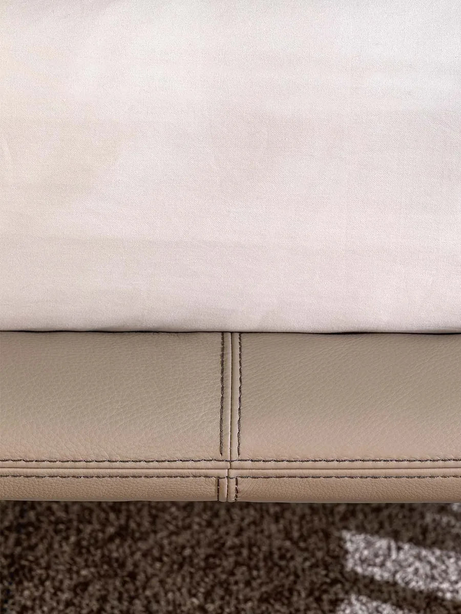 Flou Baia - Letto matrimoniale design con imbottiture e piedini metallo, design Emanuela Garbin