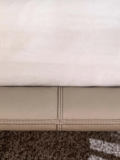 Flou Baia - Letto matrimoniale design con imbottiture e piedini metallo, design Emanuela Garbin
