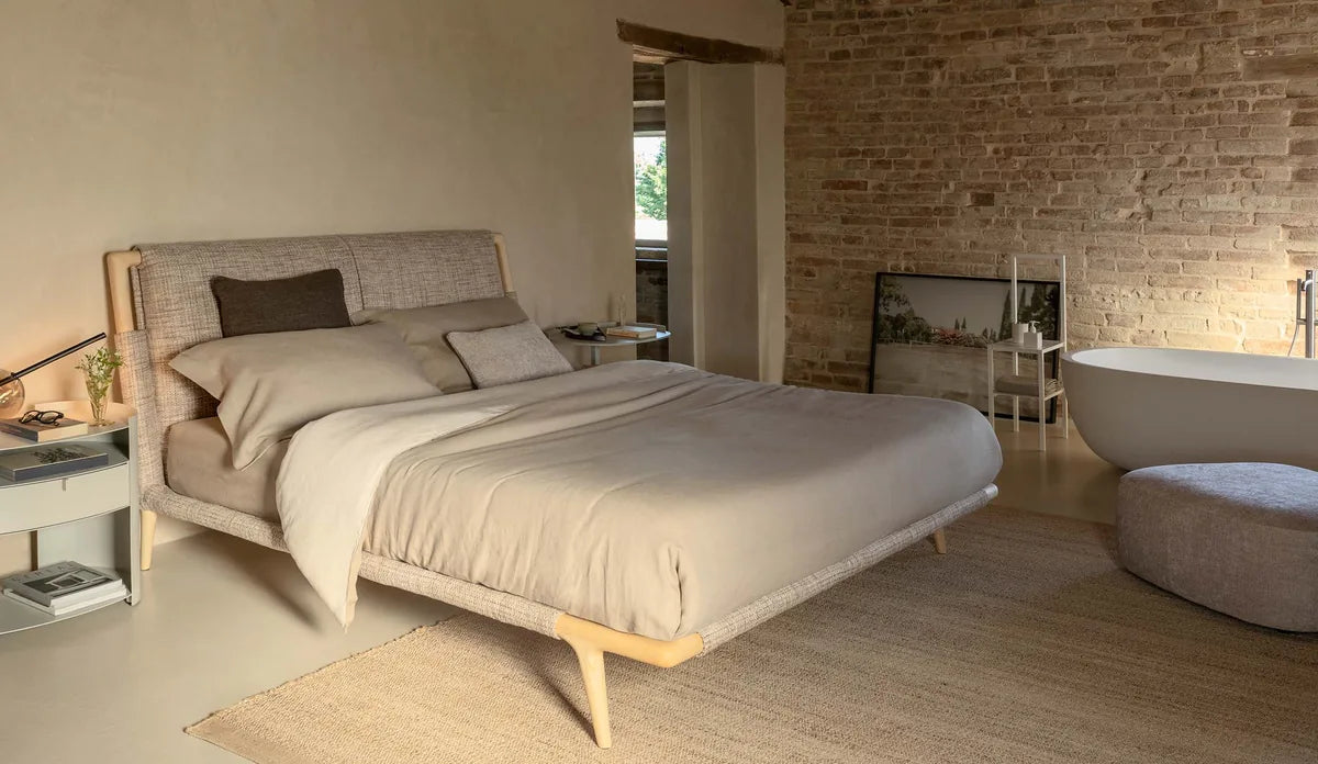 Flou Gaudí Matrimoniale - letto in legno massello con rivestimento tessile, design italiano