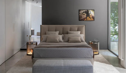 Flou Koi letto matrimoniale design Carlo Colombo con struttura in metallo e testata imbottita