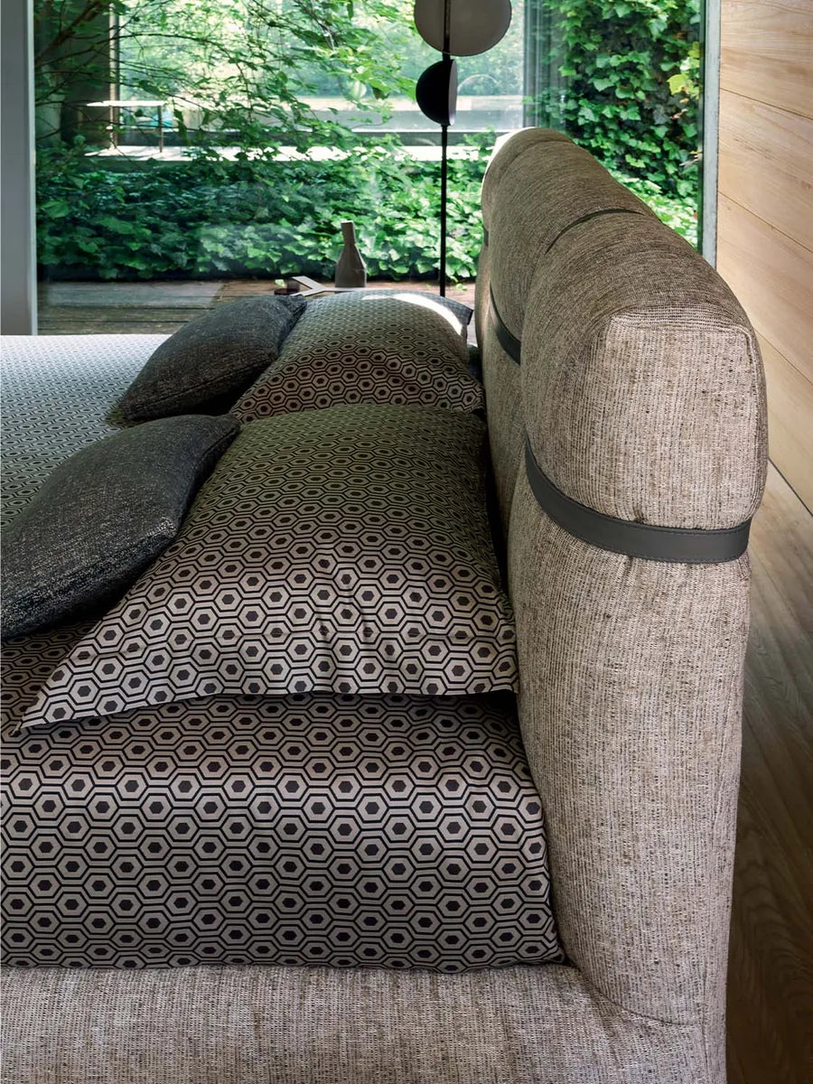 Flou New Bond letto matrimoniale matrimoniale con testata sartoriale design Matteo Nunziati