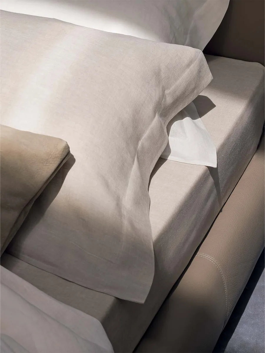 Flou New Bond letto matrimoniale matrimoniale con testata sartoriale design Matteo Nunziati