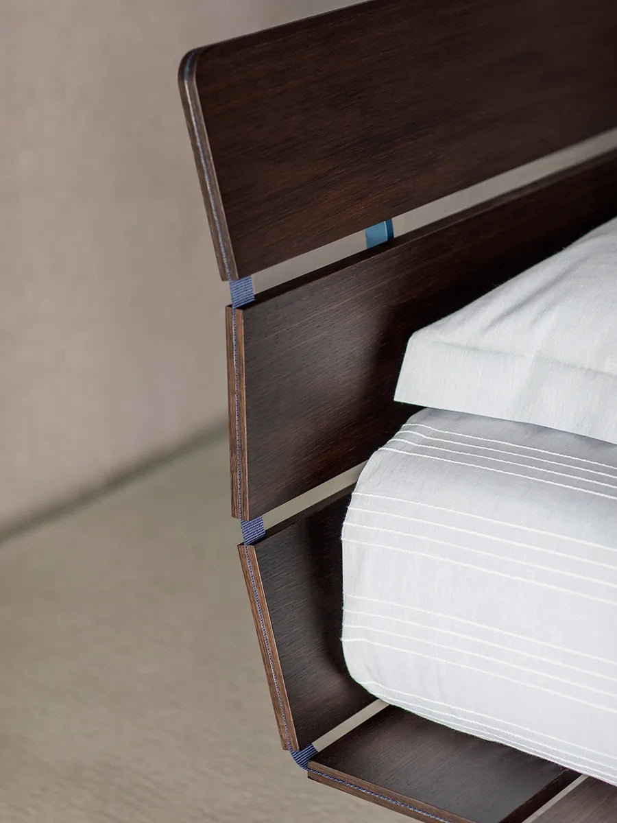 Flou Tadao Singolo, letto design in rovere tinto caffè, doghe portanti visibili
