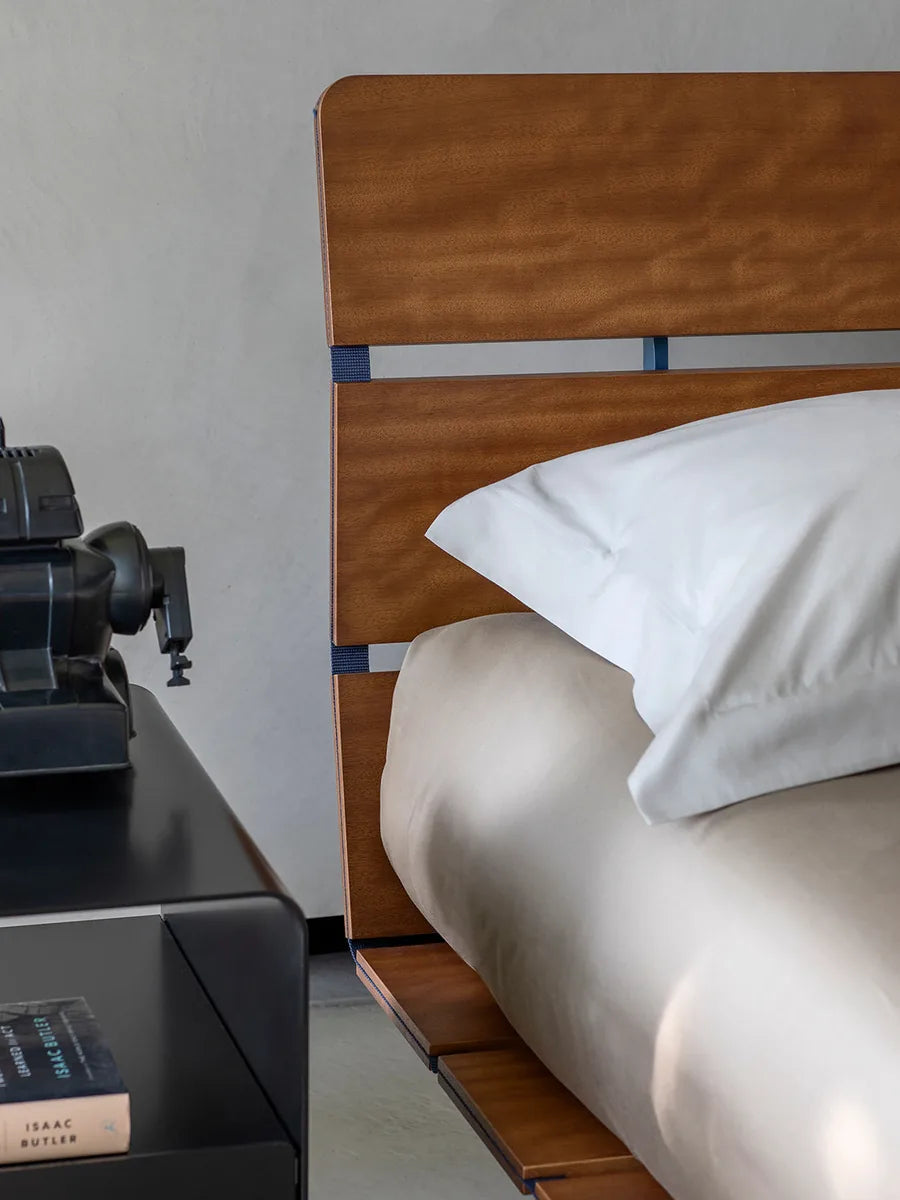 Flou Tadao Singolo, letto design in rovere tinto caffè, doghe portanti visibili