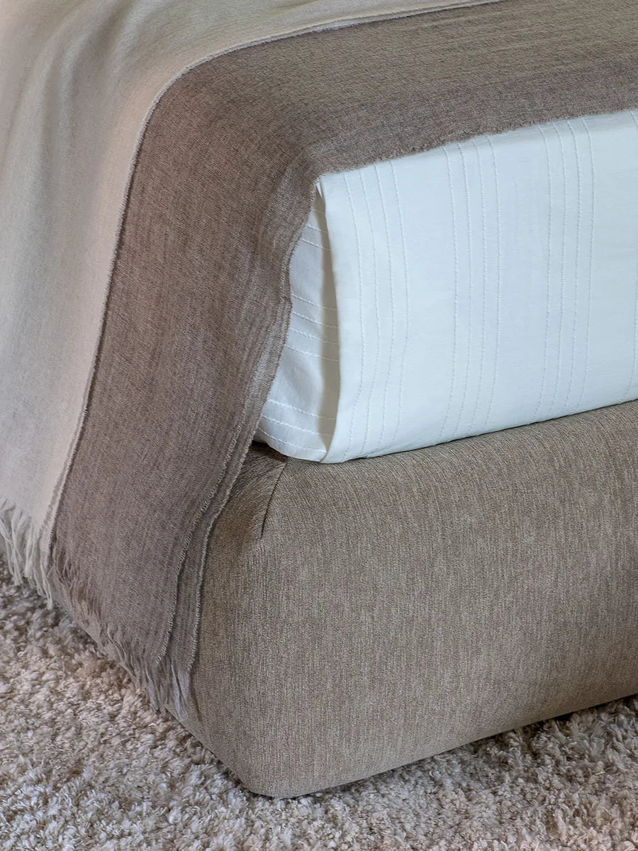 Flou Yuna Matrimoniale - Letto tessile design Carlo Colombo con testata imbottita generosa
