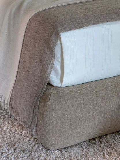 Flou Yuna Matrimoniale - Letto tessile design Carlo Colombo con testata imbottita generosa