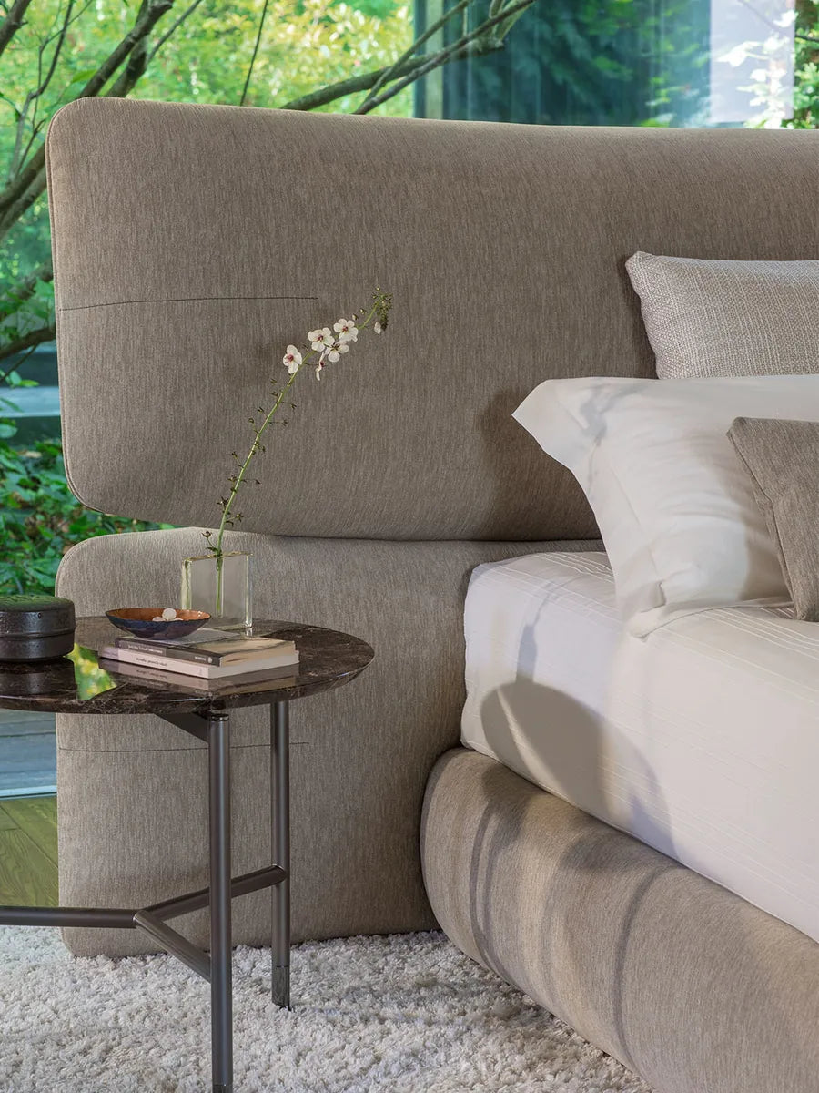 Flou Yuna Matrimoniale - Letto tessile design Carlo Colombo con testata imbottita generosa