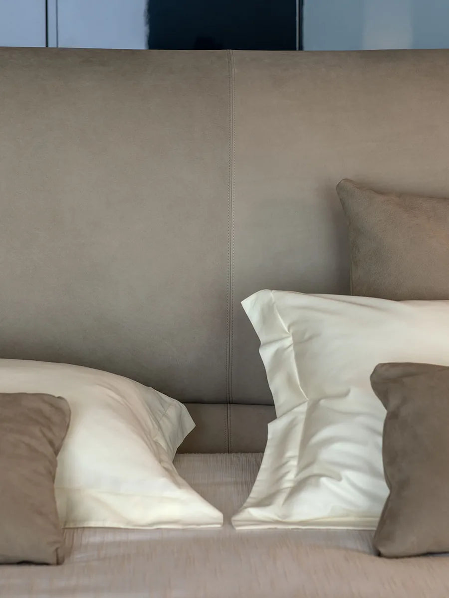 Flou Yuna Matrimoniale - Letto tessile design Carlo Colombo con testata imbottita generosa