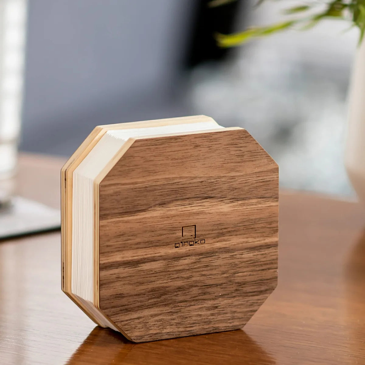 Gingko Smart Accordion lampada a fisarmonica in legno noce nero con LED bicolore