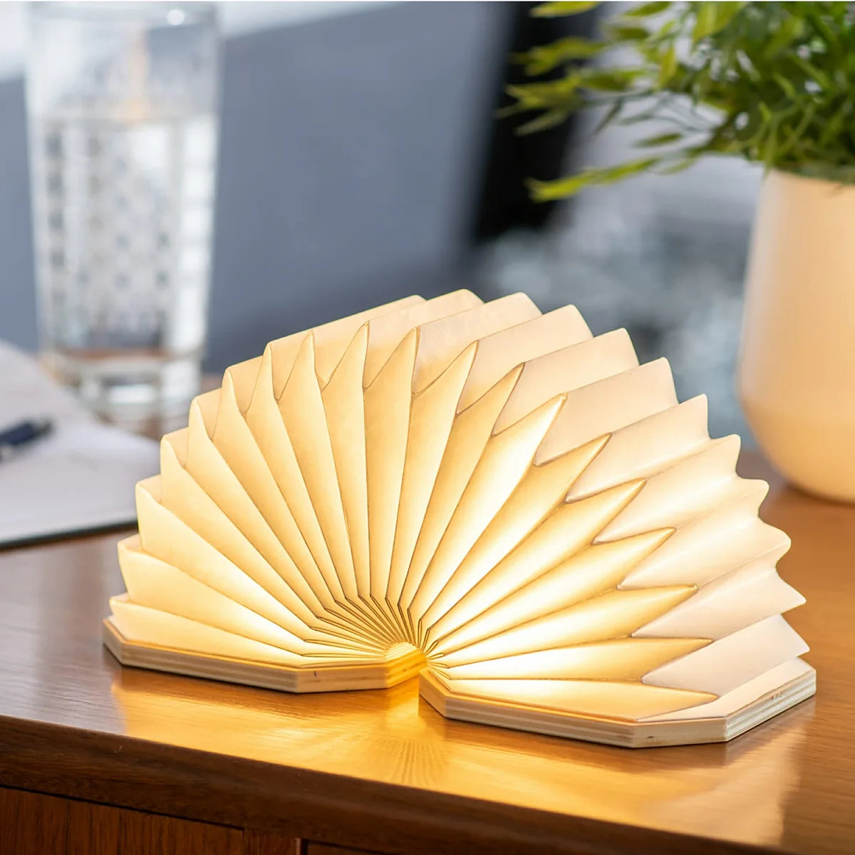 Gingko Smart Accordion lampada a fisarmonica in legno noce nero con LED bicolore