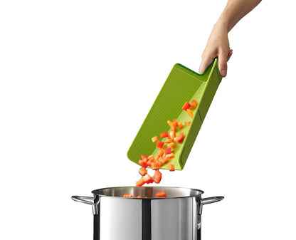 Joseph Joseph Chop2Pot Plus tagliere pieghevole in polipropilene con superficie texturizzata antiscivolo