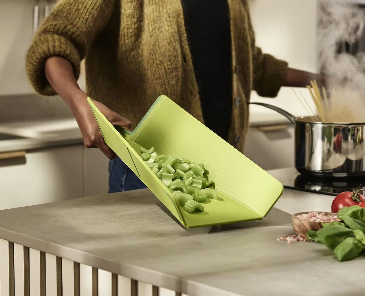 Joseph Joseph Chop2Pot Plus tagliere pieghevole in polipropilene con superficie texturizzata antiscivolo