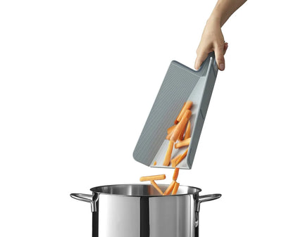 Joseph Joseph Chop2Pot Plus tagliere pieghevole in polipropilene con superficie texturizzata antiscivolo