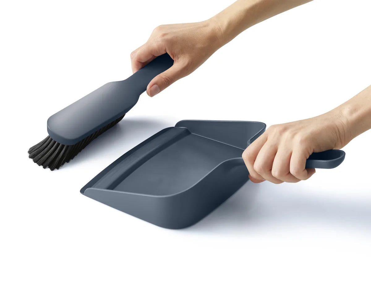 Joseph Joseph paletta scopino supporto a parete Dust-shield con setole morbide e bordo a gradini