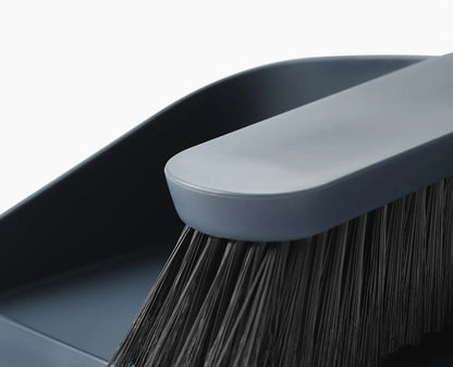 Joseph Joseph paletta scopino supporto a parete Dust-shield con setole morbide e bordo a gradini