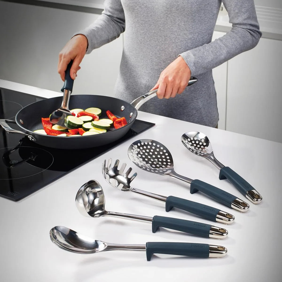 Joseph Joseph Set Utensili Cucina acciaio inox con supporto girevole e manici silicone