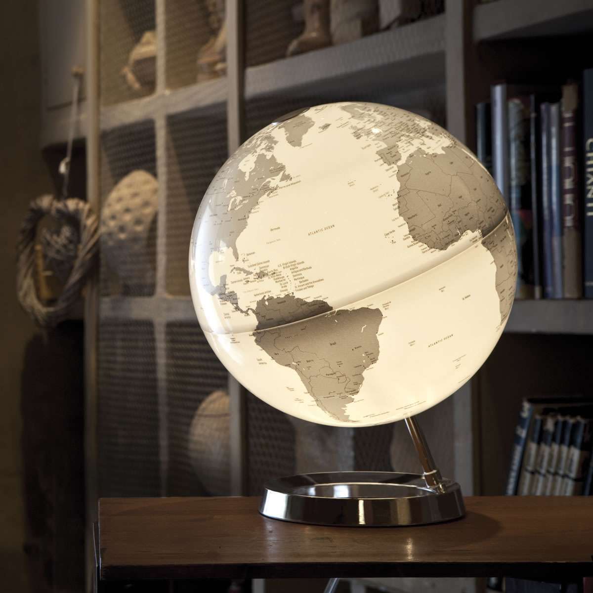 Atmosphere Light & Colour Metal Chrome — sfera illuminata cromata, vista laterale