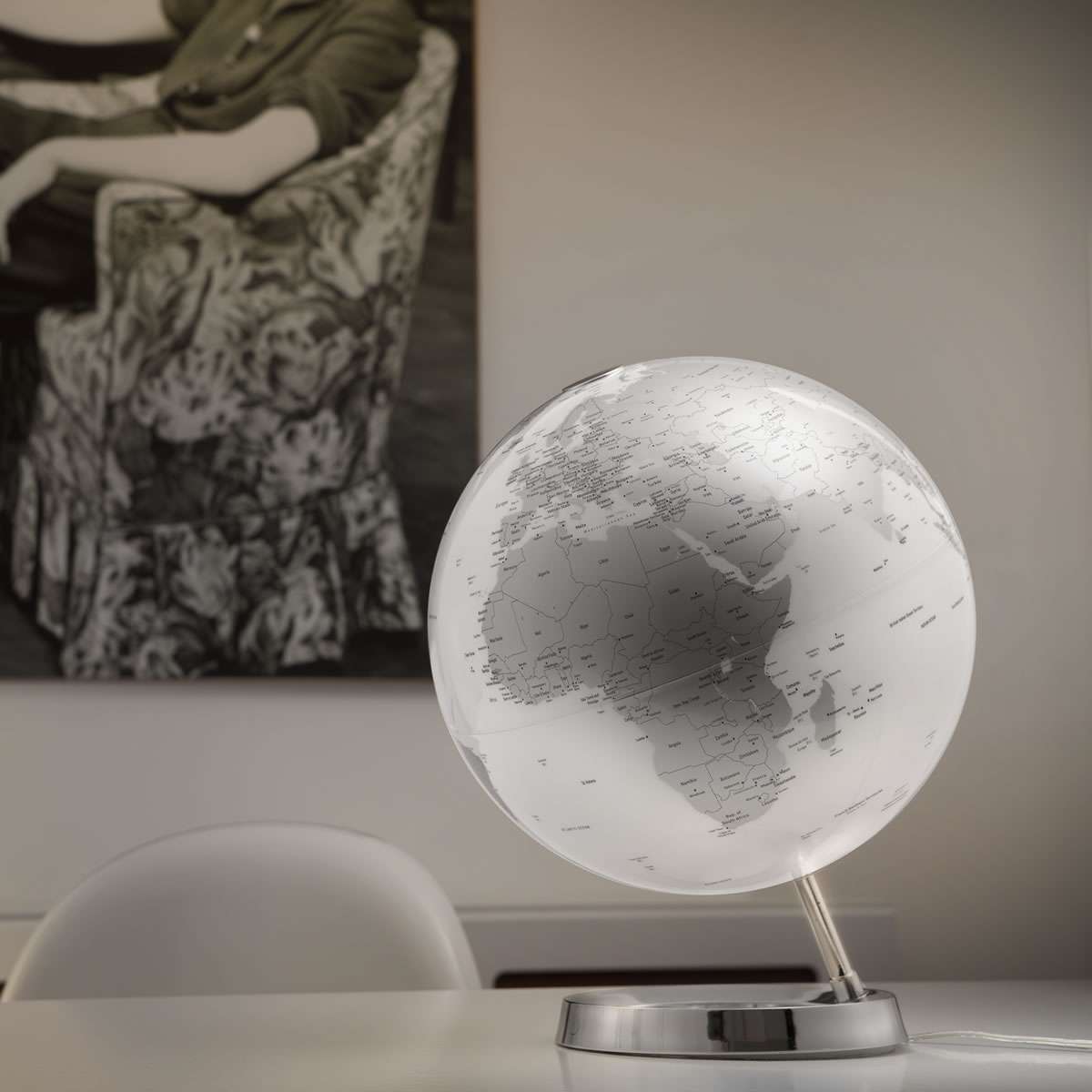 Atmosphere Light & Colour Metal Chrome — dettaglio base e stelo cromato