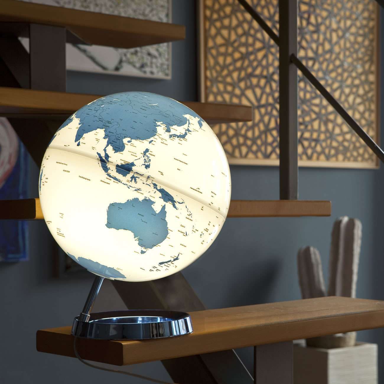 Atmosphere Light & Colour Hot Blue — sfera blu illuminata, design Tools®