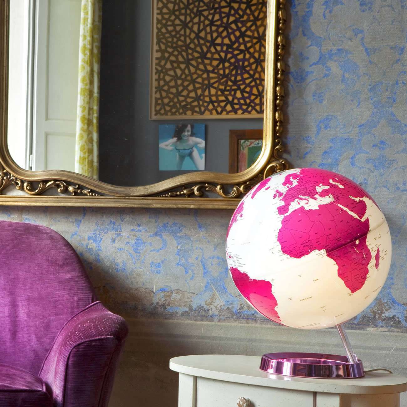 Atmosphere Light & Colour Hot Pink — sfera rosa illuminata LED, vista laterale