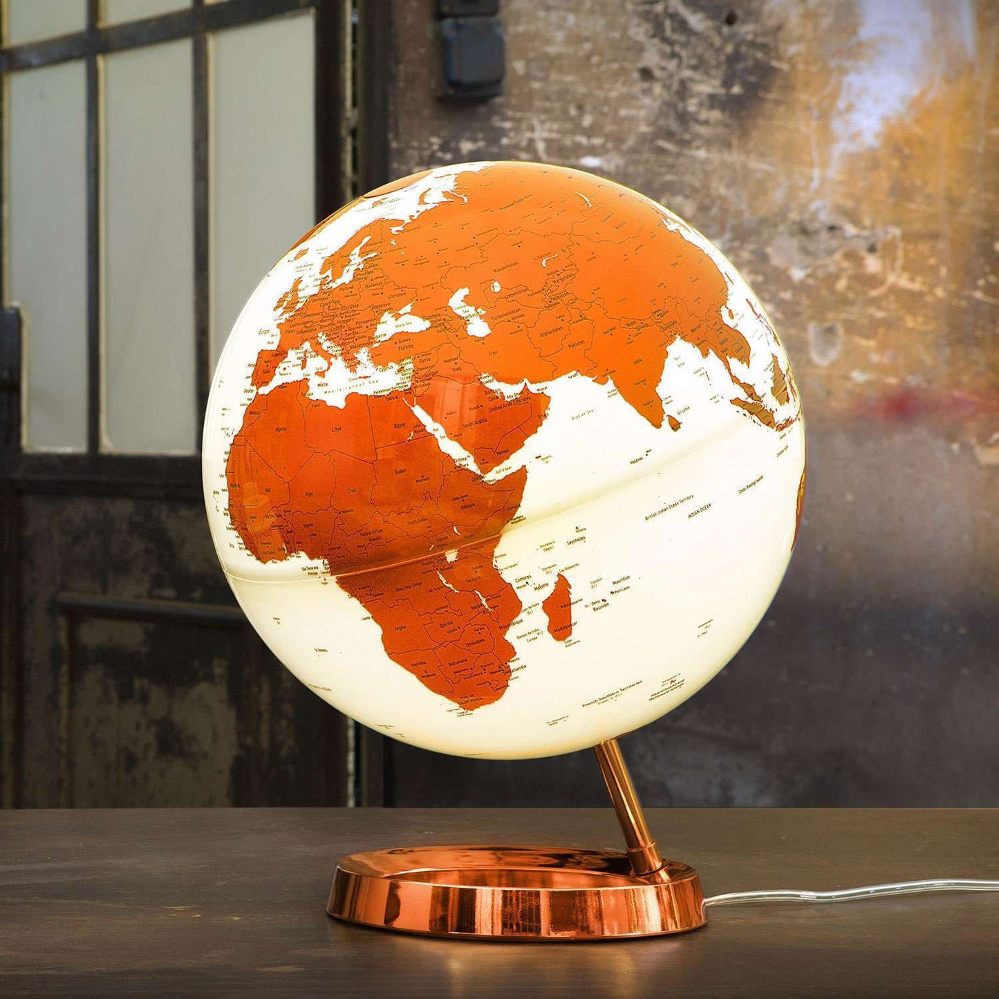 Atmosphere Light & Colour Hot Tangerine — sfera illuminata arancio, vista laterale