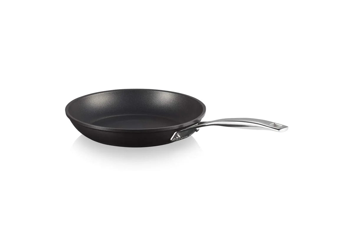 Le Creuset padella bassa antiaderente alluminio con impugnatura rivettata