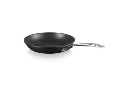 Le Creuset padella bassa antiaderente alluminio con impugnatura rivettata